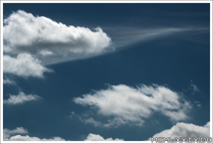 Blauer Himmel und weiße Wolken